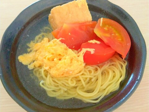 トマトと厚揚げとふわふわ卵のインスタントラーメン